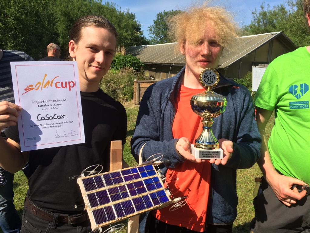 Anton Wellnitz (17) und Jasper von Spreckelsen (17) im Deutschlandfinale des Solarauto- Wettbewerbes